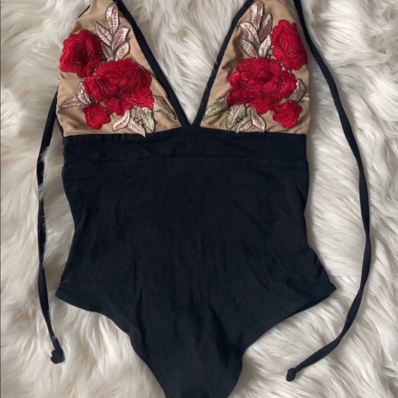 OUT FROM UNDER EMBROIDERED ROSE BODYSUIT - Picture 4 of 5